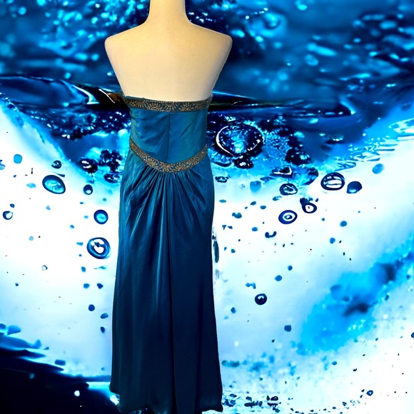 DUSK BY SHEILA YEN - Strapless Formal Gown With Metallic Trim on Top. Size 4 - Picture 5 of 10